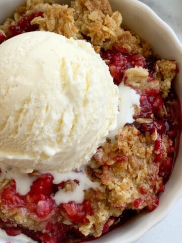 Berry Crisp | Crisp Recipe | Berry Crisp with juicy raspberries and blackberries and a mile high crisp topping! Healthy layer of fresh berries and sweet crumble topping. Serve with a scoop of vanilla ice cream for a delicious summer dessert with ripe berries. #dessert #dessertrecipe #crisp #berrycrisp #recipeoftheday