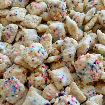 Funfetti Chex Mix | Muddy Buddys | Puppy Chow Recipe | Rice Chex cereal covered in white chocolate, rainbow sprinkles, and powdered sugar. So fun and easy to make with kids! The best sweet chex mix that tastes like funfetti sugar cookies! #chexmix #puppychow #recipeoftheday #funfetti #rainbowfood