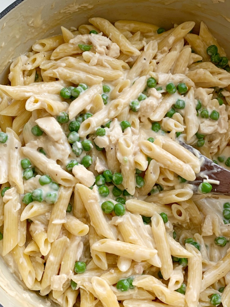 One Pot Chicken Alfredo Pasta | 30 Minute Dinner Recipe | Pasta Recipe | One Pot Chicken Alfredo Pasta is a simple weeknight dinner! Creamy alfredo pasta with green peas and parmesan cheese, and ready in under 30 minutes. #onepotrecipes #dinnerrecipes #easyrecipes #dinner #pasta #chickenalfredo #recipeoftheday