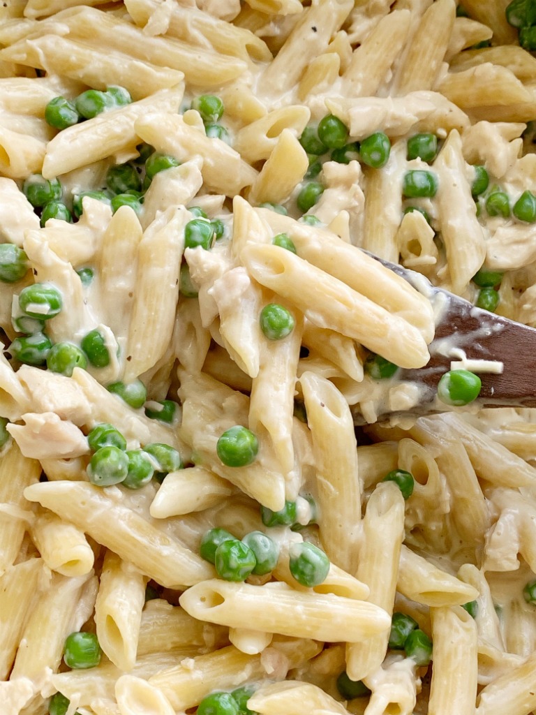 One Pot Chicken Alfredo Pasta | 30 Minute Dinner Recipe | Pasta Recipe | One Pot Chicken Alfredo Pasta is a simple weeknight dinner! Creamy alfredo pasta with green peas and parmesan cheese, and ready in under 30 minutes. #onepotrecipes #dinnerrecipes #easyrecipes #dinner #pasta #chickenalfredo #recipeoftheday