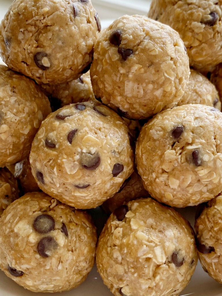 Energy Oatmeal Balls require only 4 ingredients! Quick oats, peanut butter, honey, and mini chocolate chips are all you need for these perfect snack-sized energy oatmeal balls. 