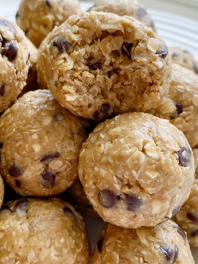 Energy Oatmeal Balls require only 4 ingredients! Quick oats, peanut butter, honey, and mini chocolate chips are all you need for these perfect snack-sized energy oatmeal balls. 