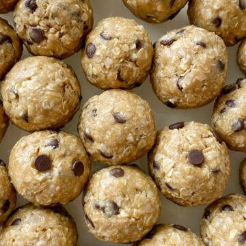 Energy Oatmeal Balls require only 4 ingredients! Quick oats, peanut butter, honey, and mini chocolate chips are all you need for these perfect snack-sized energy oatmeal balls. 