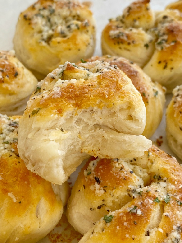 Easy Parmesan Garlic Knots are so simple to make with biscuit dough, melted butter, and seasonings! So buttery, flaky, fluffy, and soft. They can be ready in only 15 minutes.