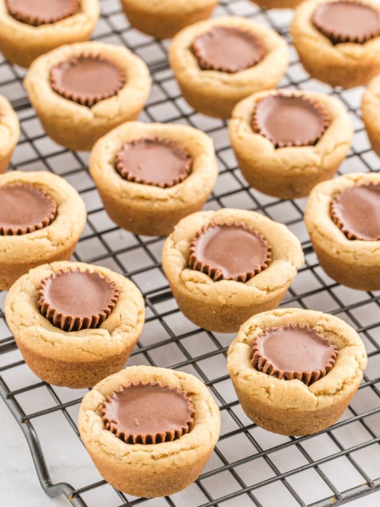 Cooling tray of cookie cups