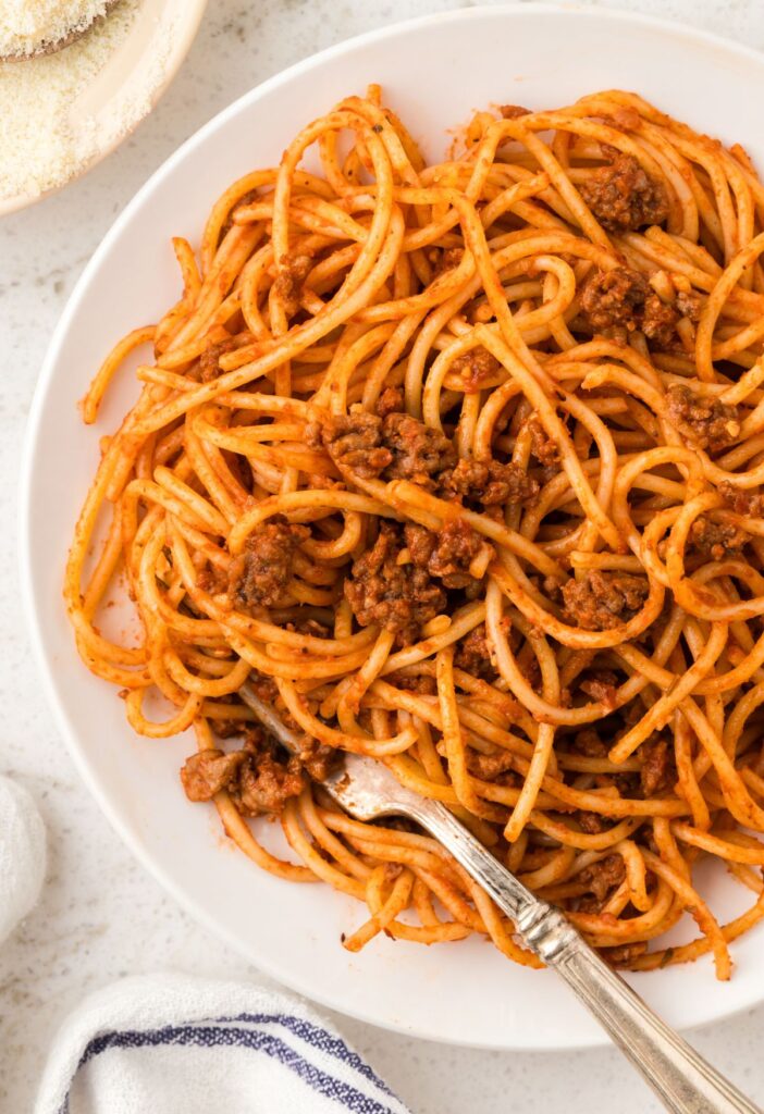 Spaghetti on a plate with a fork