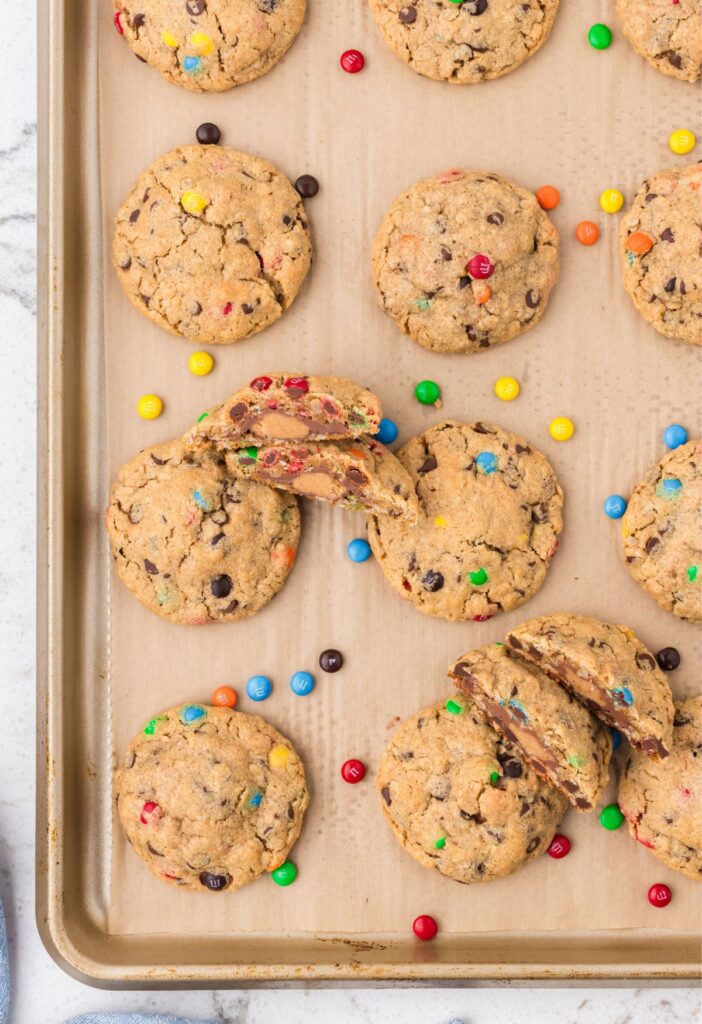 A cookie sheet with baked cookies on it