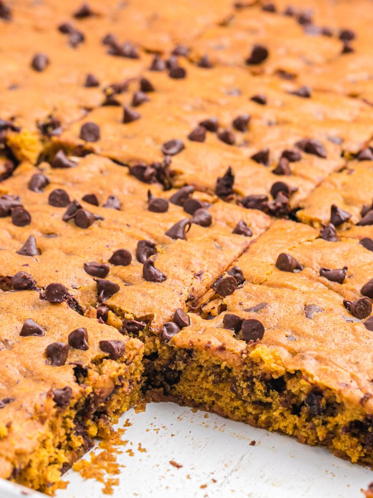 Showing the side view of a cooked pumpkin bar inside a cookie sheet. 