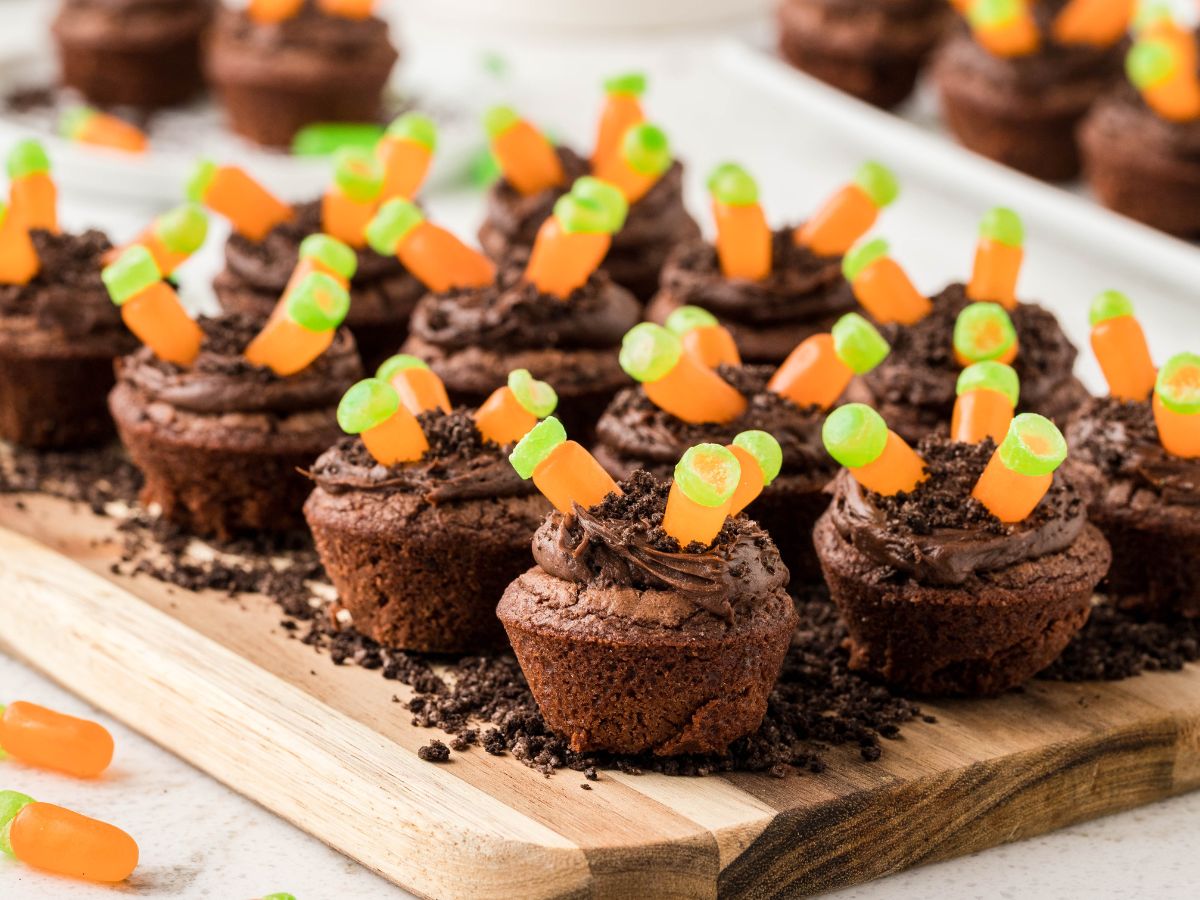 How to make this easter recipe for carrot patch brownie cups.