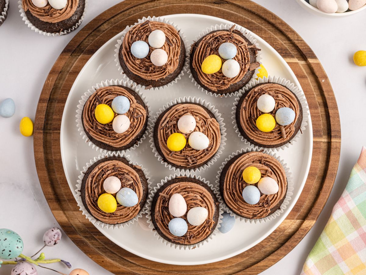 Process photos showing how to make this recipe cupcakes for easter. 