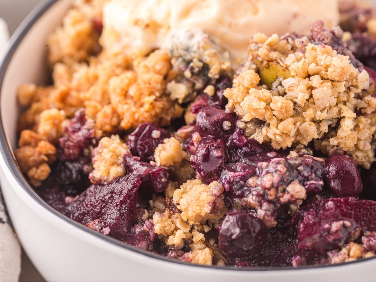 Easy Apple and Blueberry Crumble Recipe (With Oatmeal Cookie Crisp