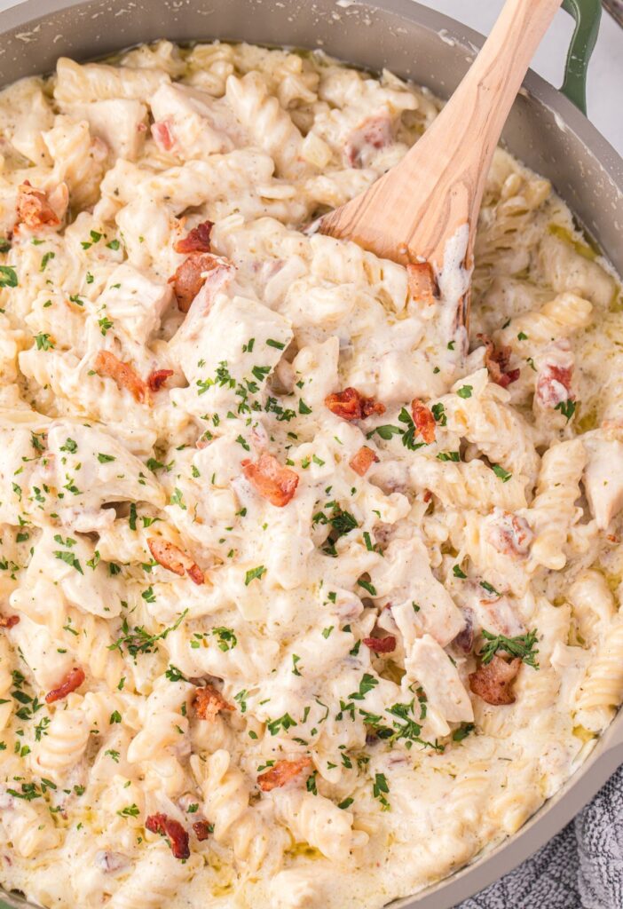 A skillet pan with the creamy ranch pasta in it with chicken. 