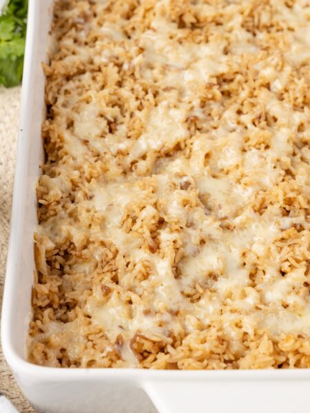 A pan of the baked French onion rice inside of it.