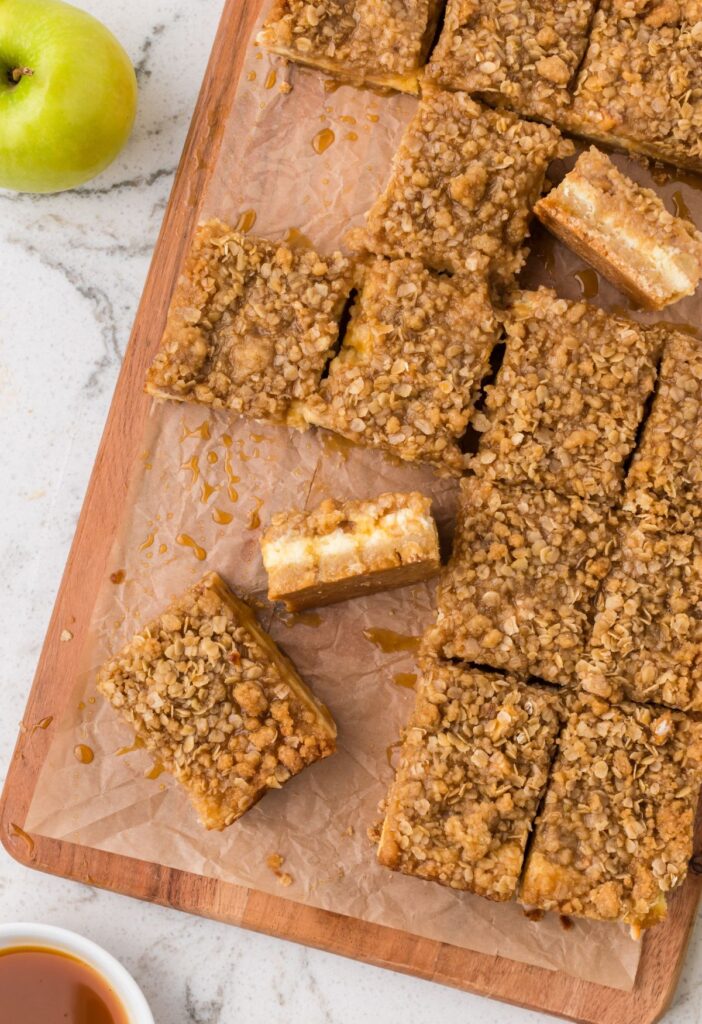 Cheesecake bars with caramel and apples. 