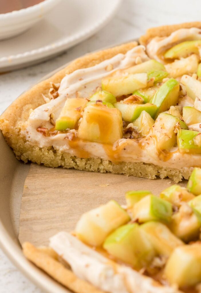 Side view of the caramel apple pizza