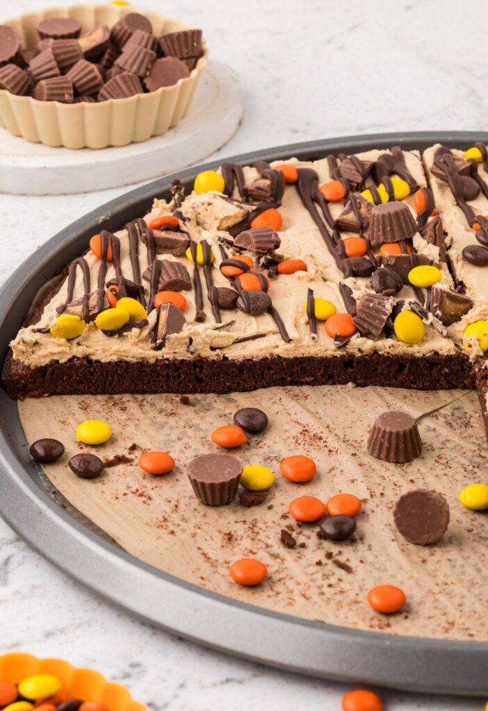 Side view of the sliced brownie pizza